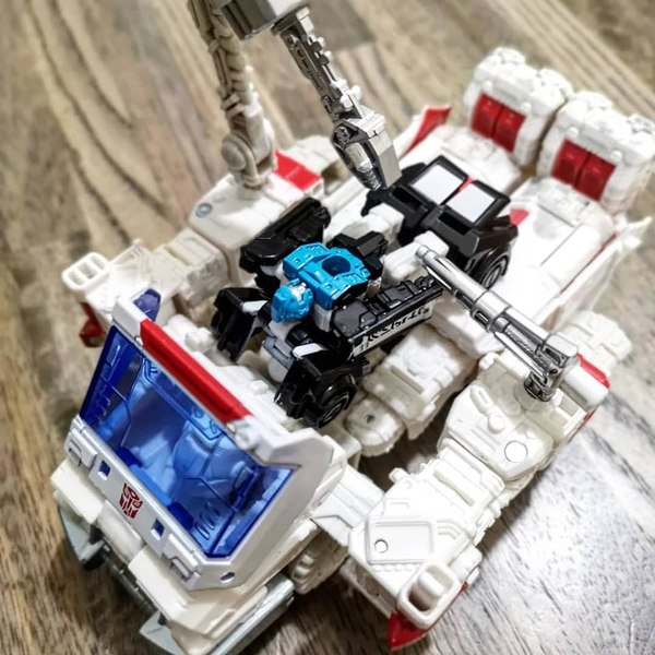 Transformers Siege Ratchet More In Hand Photos Showing Repair Bay Mode And Up Close Details 06 (6 of 12)